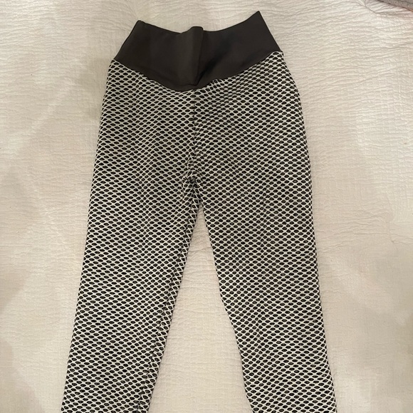 Butt Scrunch Leggings - Picture 3 of 3